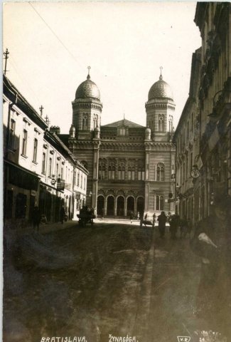 A pozsonyi zsinagóga utcája (Forrás: MZS)
